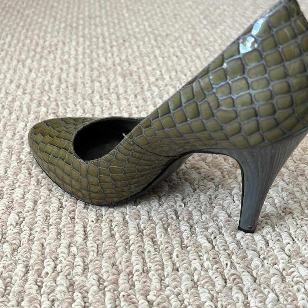 Women’s Heels - Picture 7 of 11